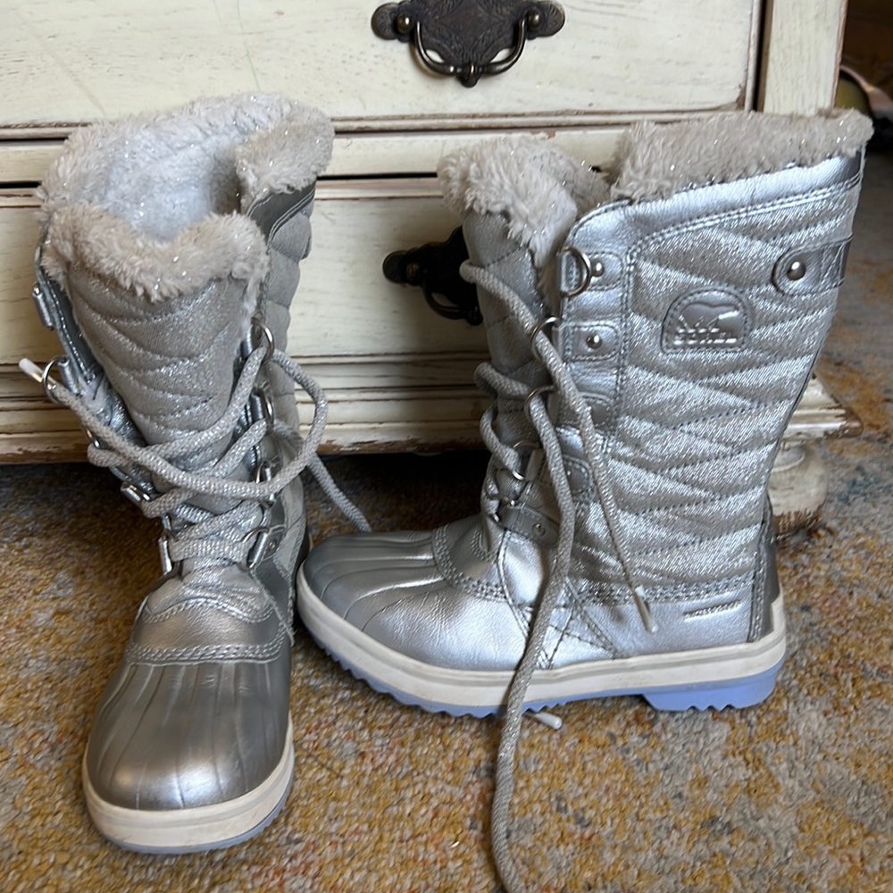 Gently used Sorel tofino Disney  frozen snowboots size 2